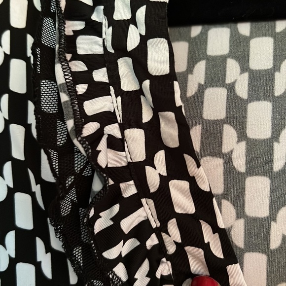 MAURICE’S Black/White Pattern V-Neck/Button Cap Sleeve Top, Medium, GUC. - Picture 4 of 8
